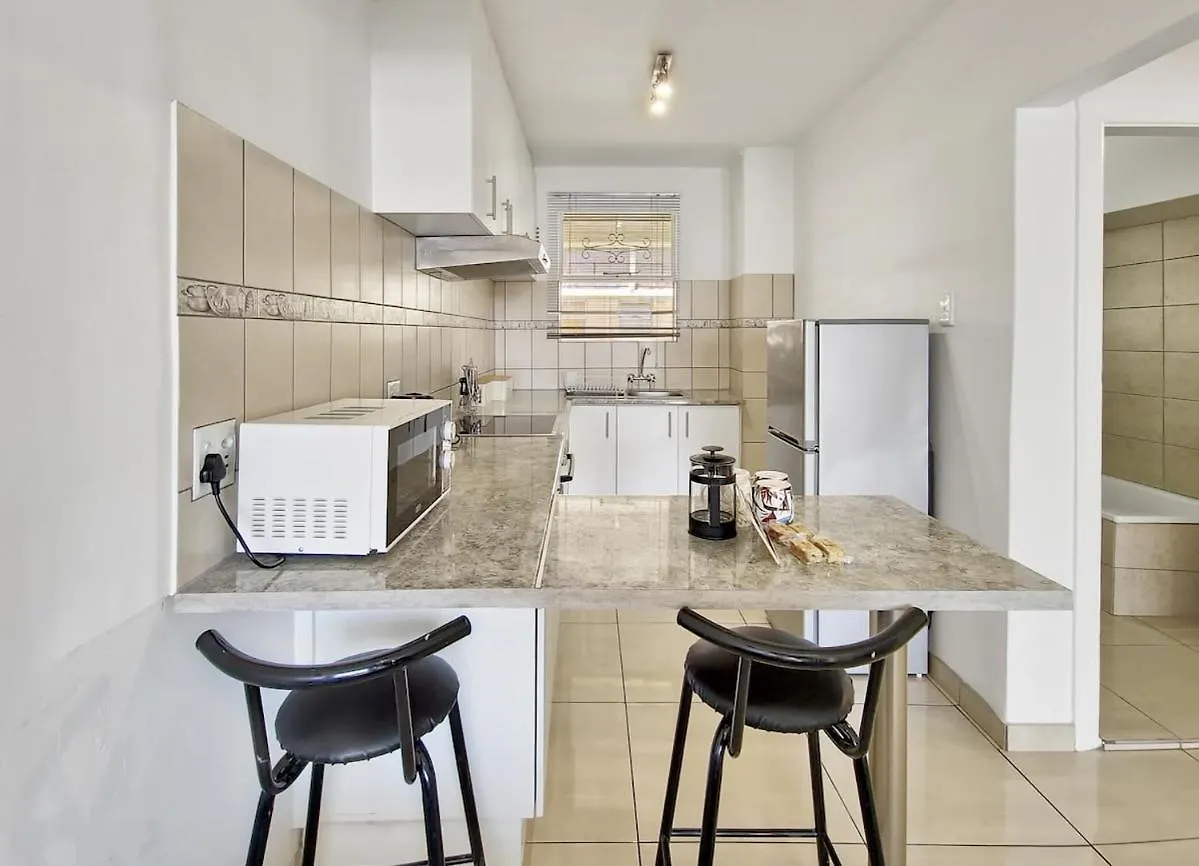 Central, Secure, Good Wifi- With Parking Cape Town Apartment