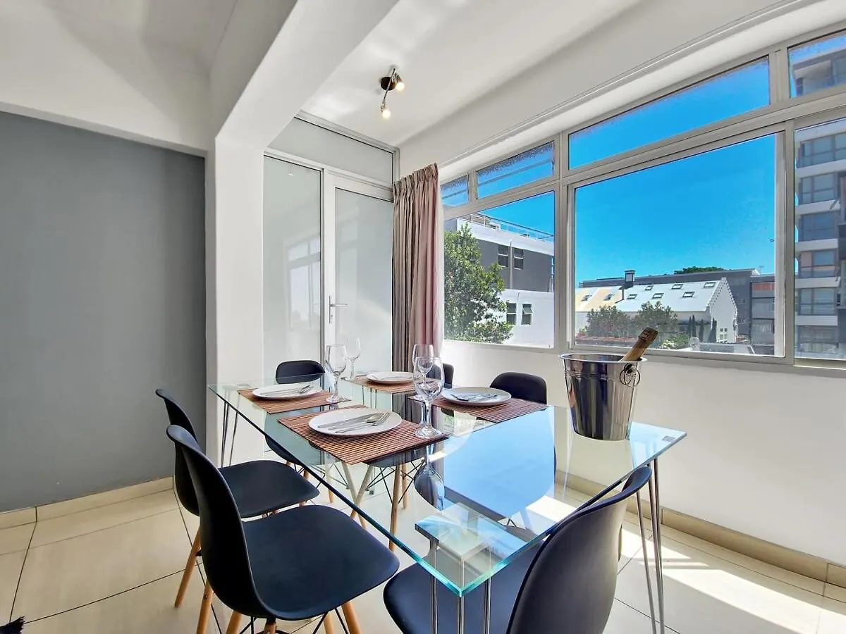 Central, Secure, Good Wifi- With Parking Cape Town Apartment